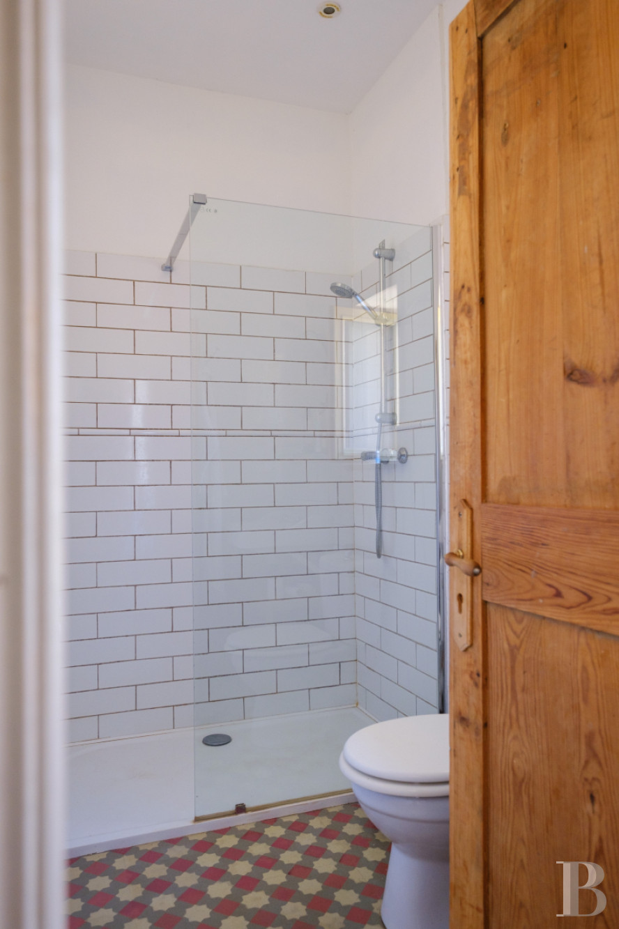 Dans le Gers, à l’ouest de Lectoure, un ancien domaine de production d’armagnac transformé et décoré avec soin - photo  n°32